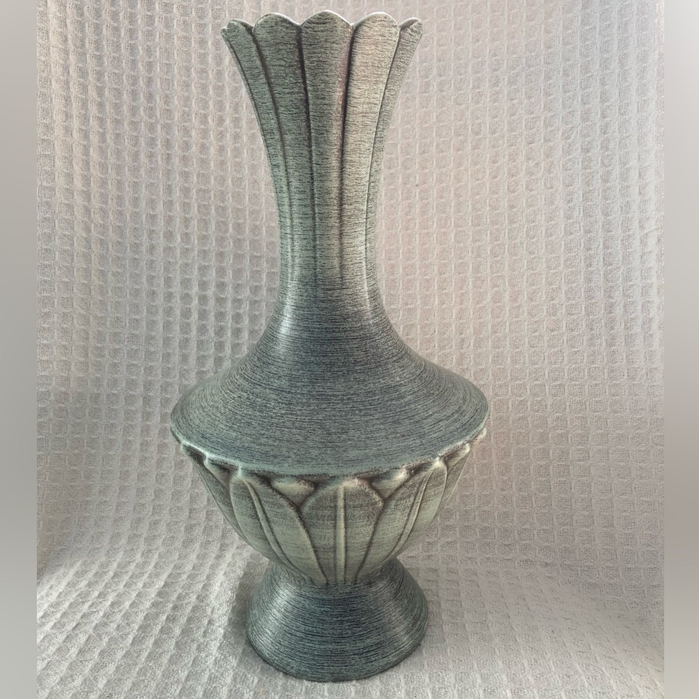 Vintage Royal Haeger USA #424 Mint Green With Black Scalloped Edge Vase
